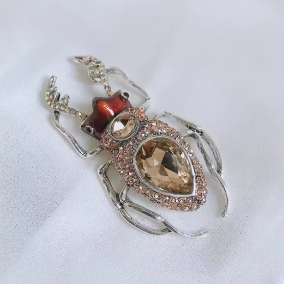 VQ Bug Brooch - Picture 3 of 4